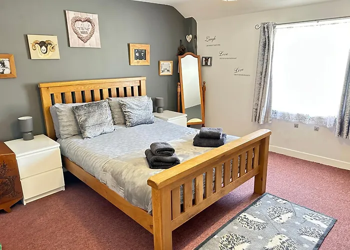 Llanidloes Townhouse-Pet-Friendly-Sleeps 6-Mid Wales