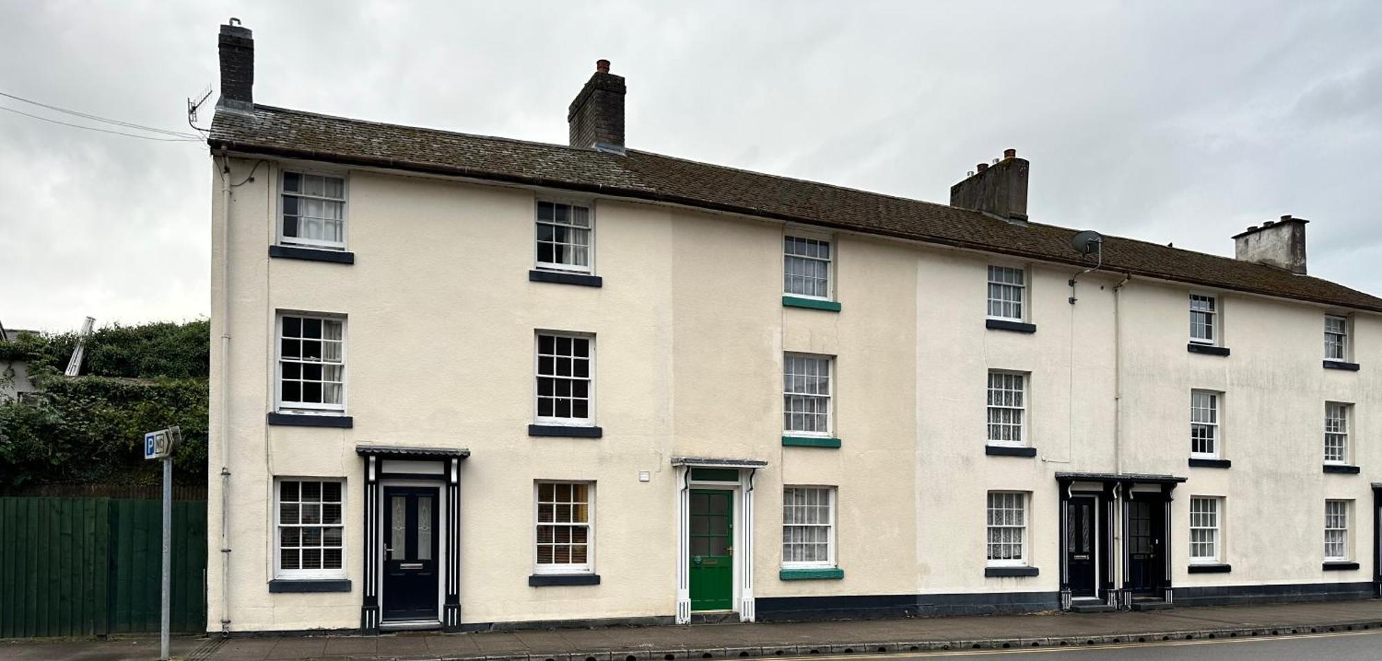 Townhouse-pet-friendly-sleeps 6-mid Wales *