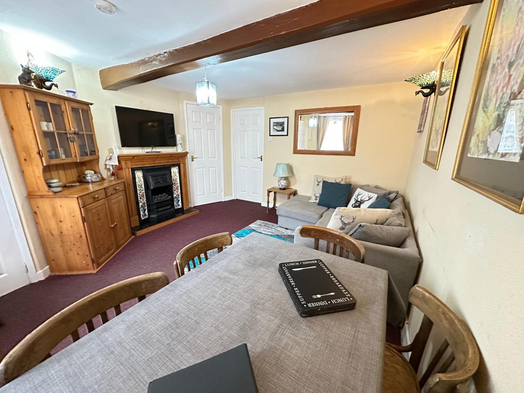 Townhouse-pet-friendly-sleeps 6-mid Wales Apartment Llanidloes