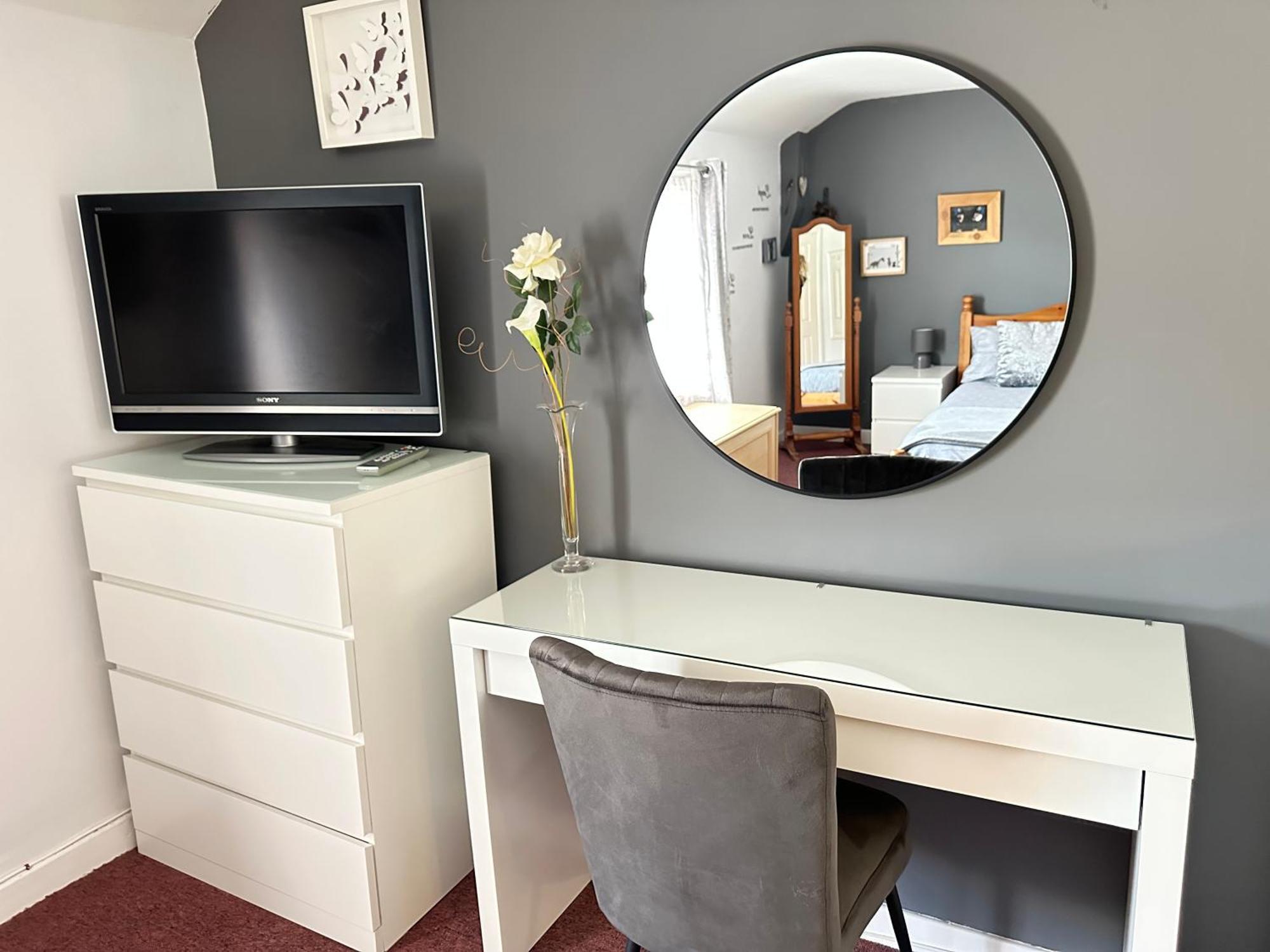 Townhouse-pet-friendly-sleeps 6-mid Wales Apartment