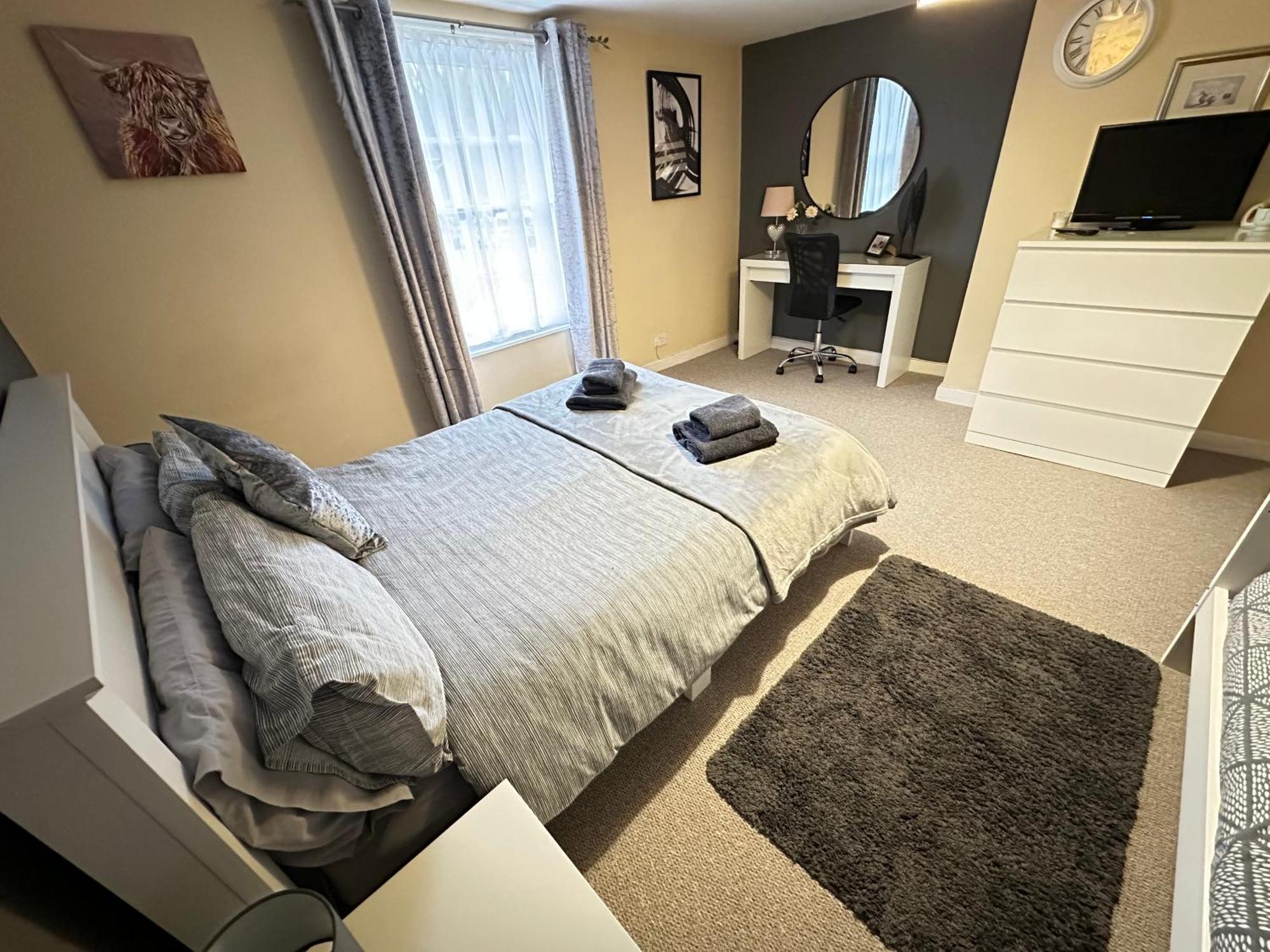 Townhouse-pet-friendly-sleeps 6-mid Wales Apartment
