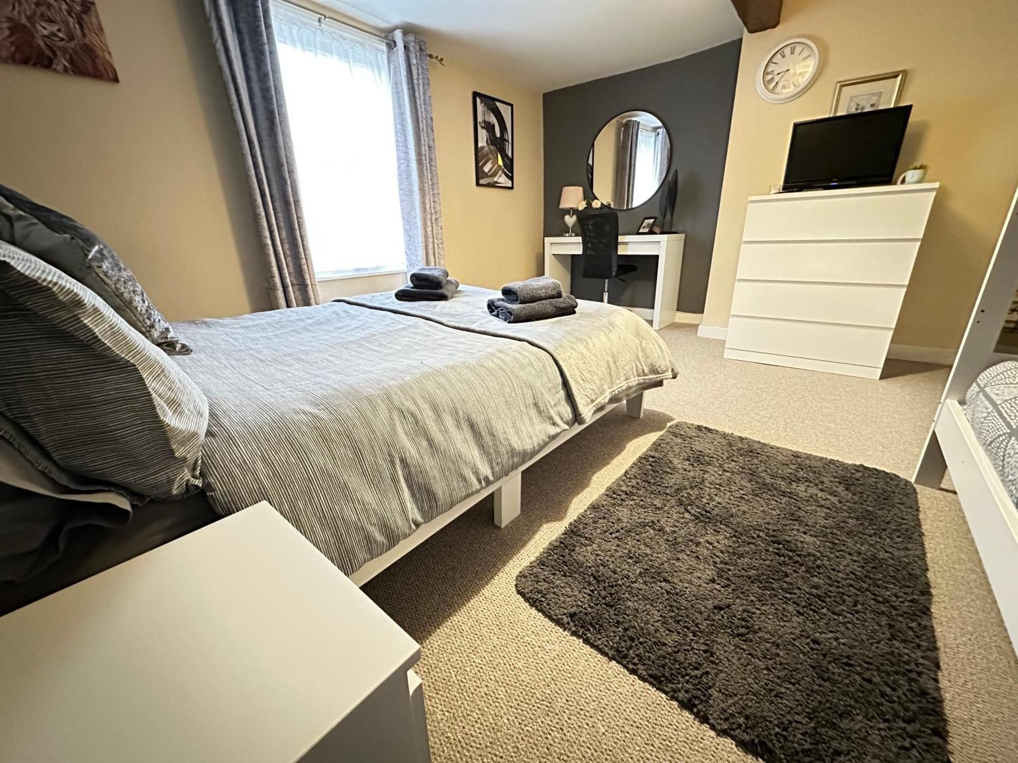 Townhouse-pet-friendly-sleeps 6-mid Wales Apartment *