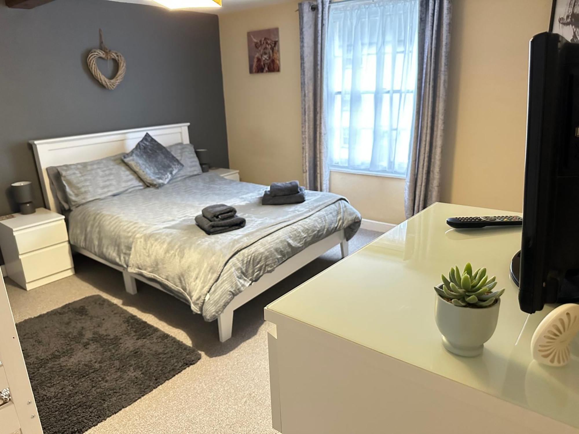 Townhouse-pet-friendly-sleeps 6-mid Wales Apartment Llanidloes